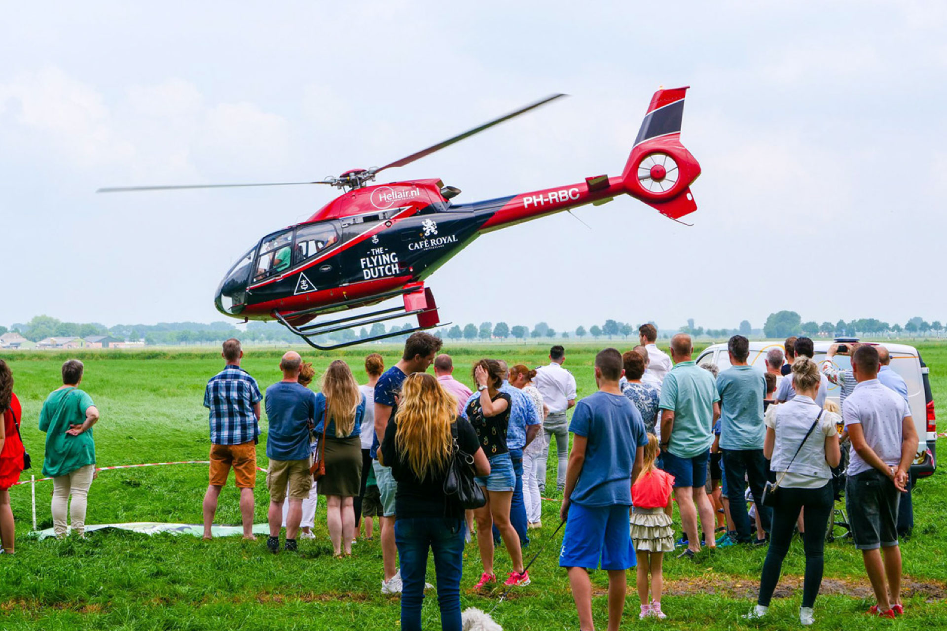 HIGH END AIR helikopter landt bij een evenement met toeschouwers